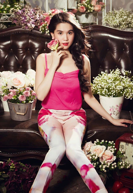 Ngọc Trinh đẹp ngây ngất bên cỏ hoa - 8