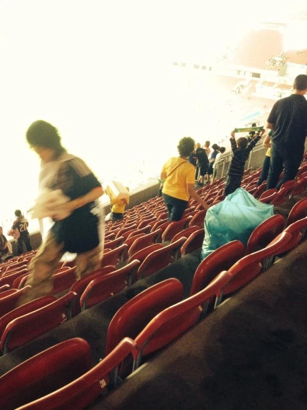 Cổ động viên Nhật khiến cả thế giới cảm phục vì nhặt rác sau trận đấu ảnh 5