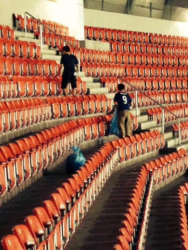 Cổ động viên Nhật khiến cả thế giới cảm phục vì nhặt rác sau trận đấu ảnh 6