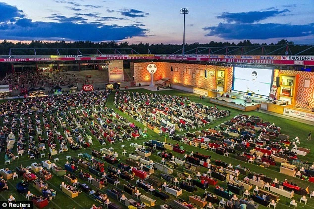 Cổ động viên Đức tận hưởng dịch vụ xem bóng đá cực “độc” ảnh 1