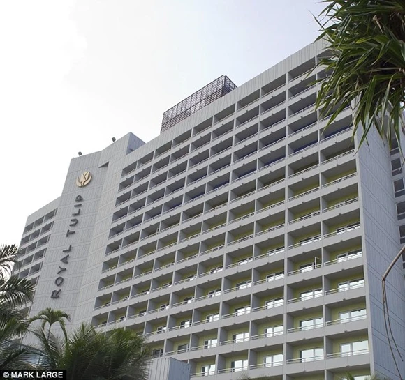 Tuyển thủ Anh dắt “gái” về phòng khách sạn? ảnh 4