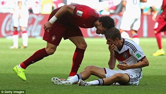 Thomas Mueller nói gì sau tình huống gây tranh cãi với Pepe? ảnh 1