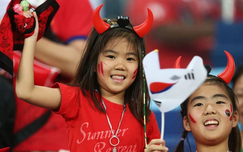 Những cổ động viên nữ xinh đẹp cổ vũ ĐT Brazil ảnh 16