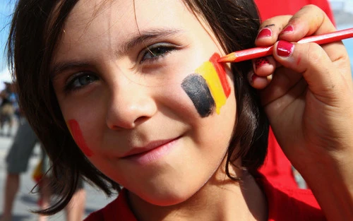 Những cổ động viên nữ xinh đẹp cổ vũ ĐT Brazil ảnh 11