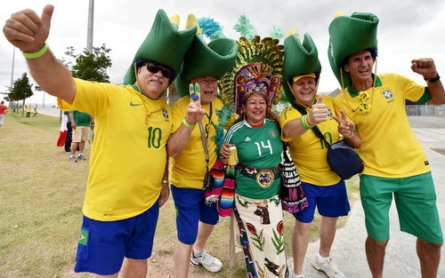 Những cổ động viên nữ xinh đẹp cổ vũ ĐT Brazil ảnh 1