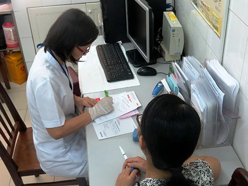 Nên khám thai thường xuyên để theo dõi sát tình trạng thai và kịp thời phát hiện những bất ổn. Trong ảnh: Khám thai tại Trung tâm Chăm sóc sức khỏe sinh sản TP HCM