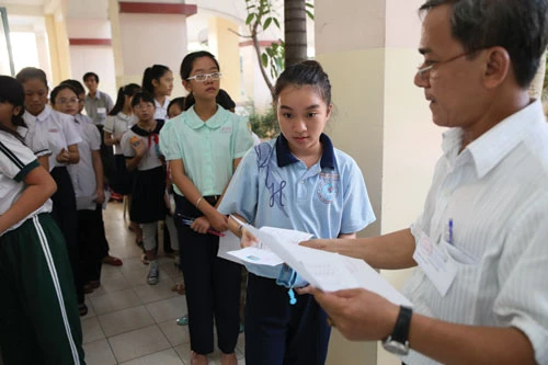 Hàng ngàn học sinh luyện ngày, luyện đêm để thi vào… lớp 6 ảnh 1