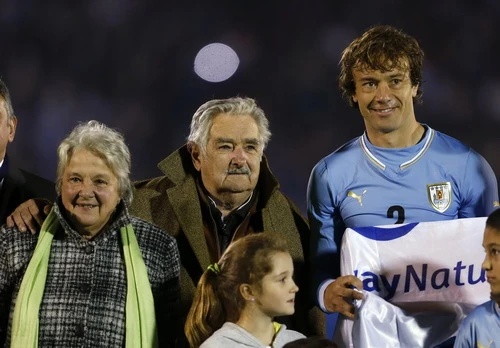 Tổng thống Jose Mujica bênh vực cho Luis Suarez