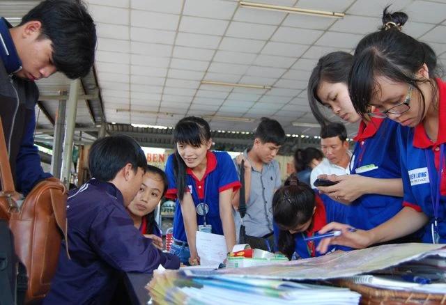 Thí sinh tấp nập đổ về TP.HCM dự thi đại học ảnh 6