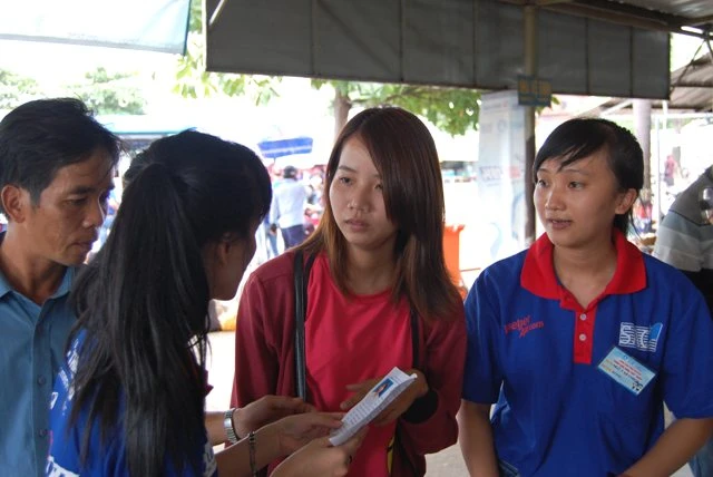 Thí sinh tấp nập đổ về TP.HCM dự thi đại học ảnh 10