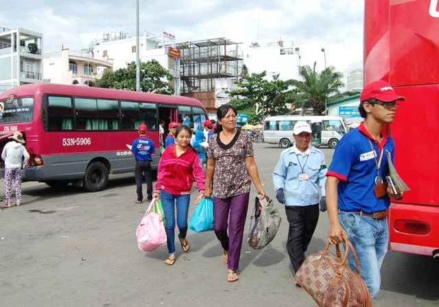 Thí sinh tấp nập đổ về TP.HCM dự thi đại học ảnh 2