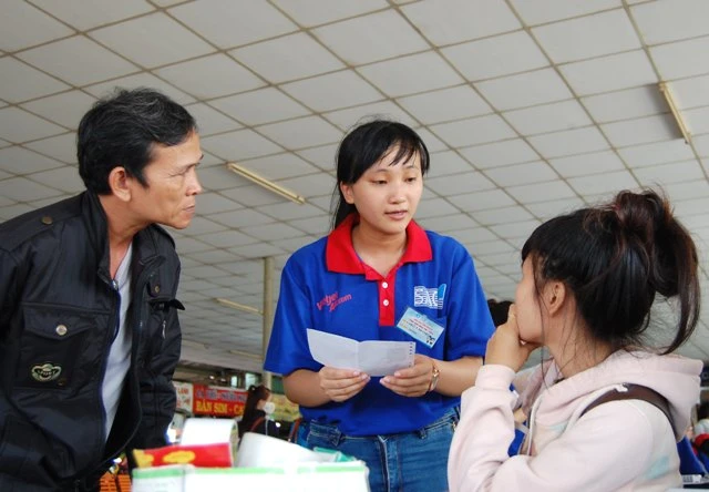 Thí sinh tấp nập đổ về TP.HCM dự thi đại học ảnh 7