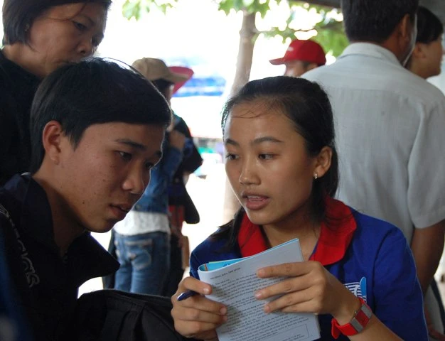Thí sinh tấp nập đổ về TP.HCM dự thi đại học ảnh 9