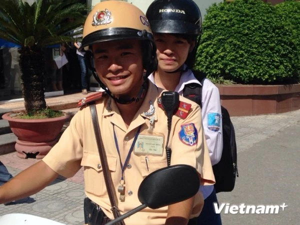 Cảnh sát giao thông Hà Nội giúp thí sinh lạc đường tới điểm thi ảnh 1