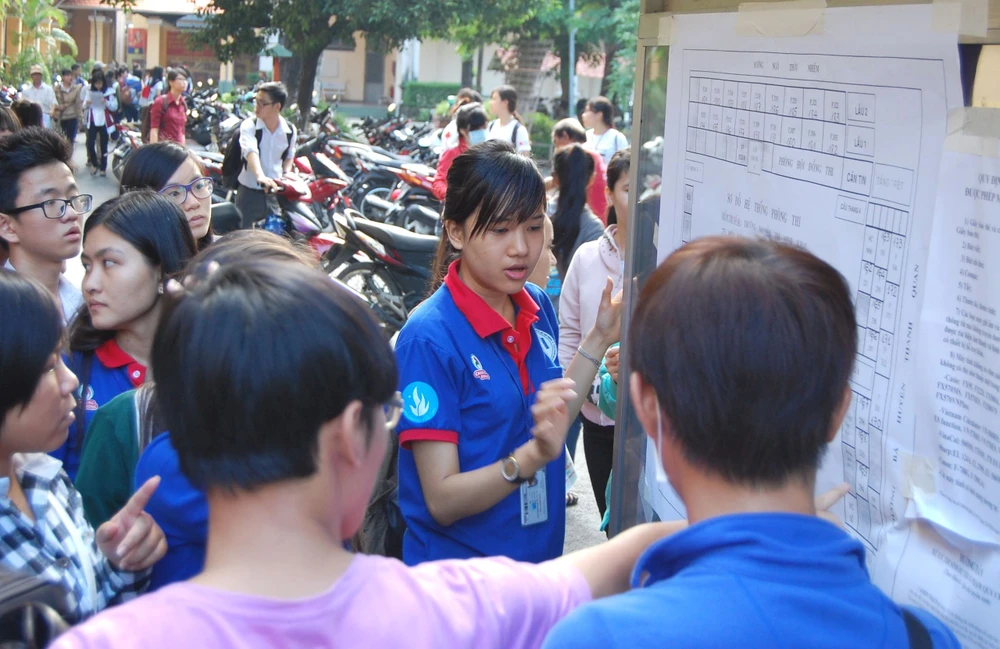 Nhiều thí sinh đến làm thủ tục trễ ảnh 2