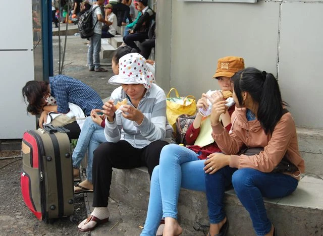 Bến xe đông nghịt thí sinh ảnh 8