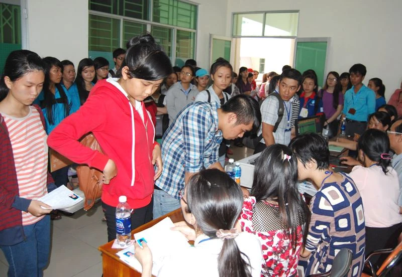 Nhiều sai sót trong ngày làm thủ tục thi ĐH đợt 2 ảnh 11