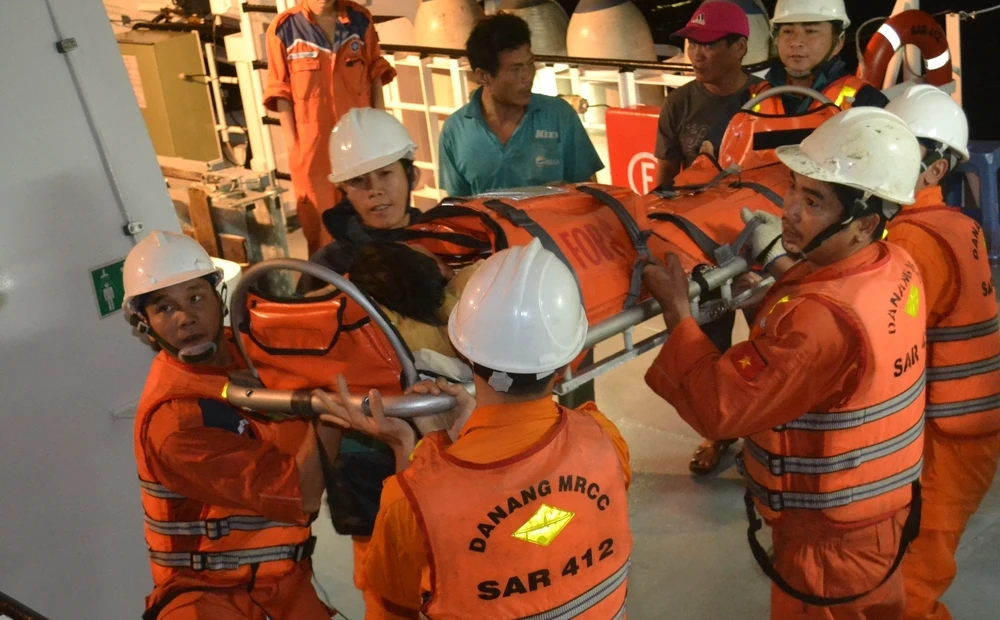 Lai dắt tàu cá bị nạn cùng 7 ngư dân vào bờ ảnh 1