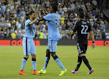 Navas chúc mừng người đồng đội trẻ ghi bàn