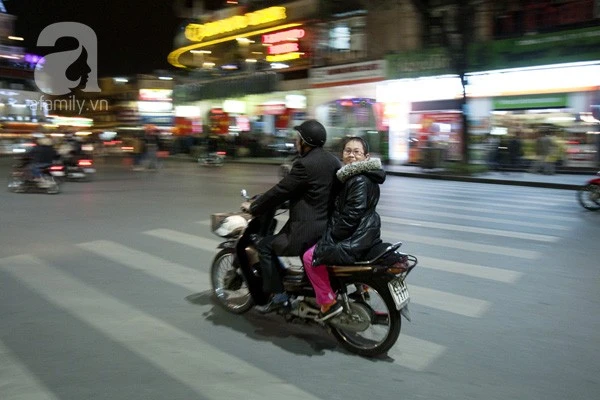 Phụ huynh nên lưu ý cách chở con khi đi xe máy - 13452