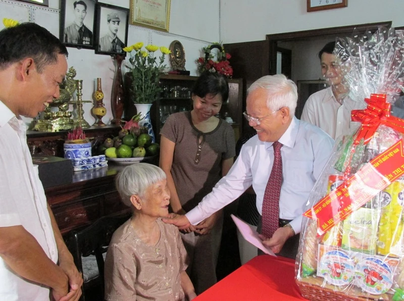 Lãnh đạo TP.HCM thăm hỏi mẹ Việt Nam anh hùng ảnh 1
