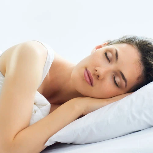 Bạn sẽ dễ bị&nbsp;mụn nhọt và dị ứng nếu không tẩy trang trước khi ngủ