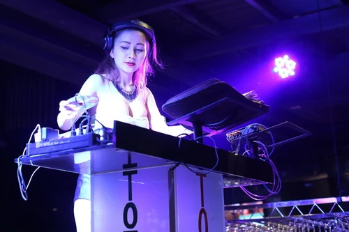 Cận cảnh một ngày làm việc của nữ DJ ảnh 14