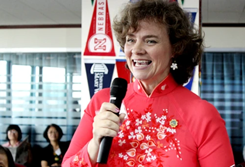 Bà Karen Hamilton Nguyễn cho rằng sinh viên Việt Nam chỉ có "học" chứ chưa chú tâm vào "hành". Ảnh:Nguyễn Loan. Hamiton-6068-1406885462.jpg