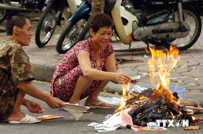 Rằm tháng Bảy: Đừng để "Đốt tiền giả, cháy tiền thật" ảnh 1