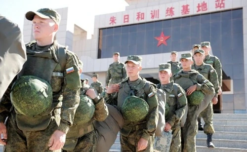 Các binh sĩ Nga hôm 16/8tới nhà ga của căn cứ huấn luyệnZhurihe, phía bắc Khu Tự trị Nội Mông, Trung Quốc. Ảnh: Xinhua