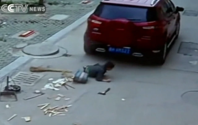 Cậu bé thoát chết thần kỳ khi bị ôtô “vô tình” cán qua người ảnh 1