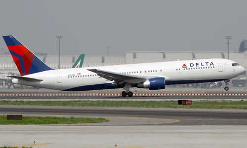 Delta-Air-Lines-Boeing-767-300-8906-7061