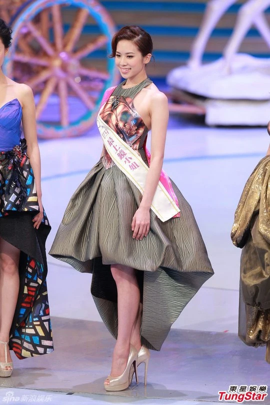 Ngắm nhan sắc tân Hoa hậu Hồng Kông