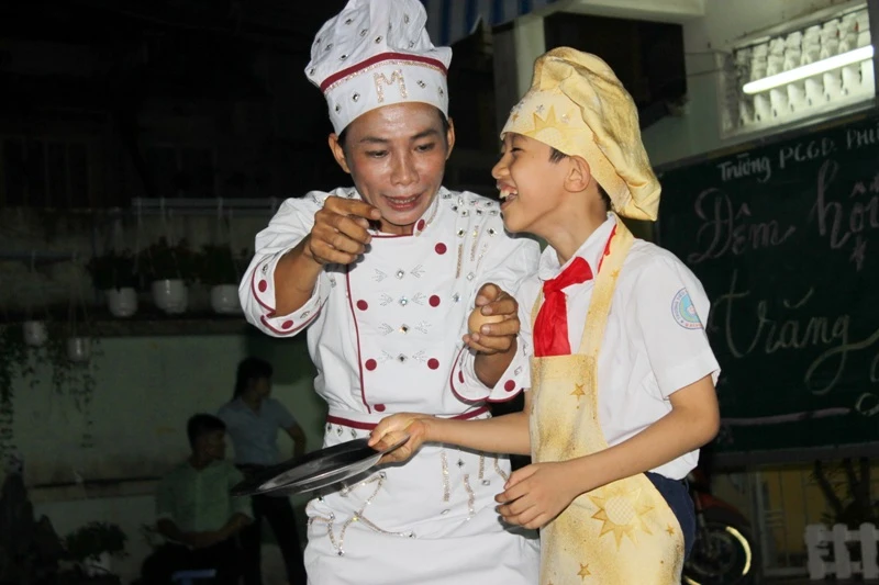 Ấm áp 'Đêm hôi trăng rằm' tại trường Phổ cập giáo dục phường 12 ảnh 2