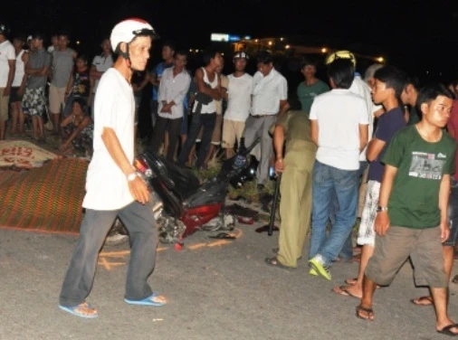 Hai xe máy tông nhau, 4 người chết ảnh 1