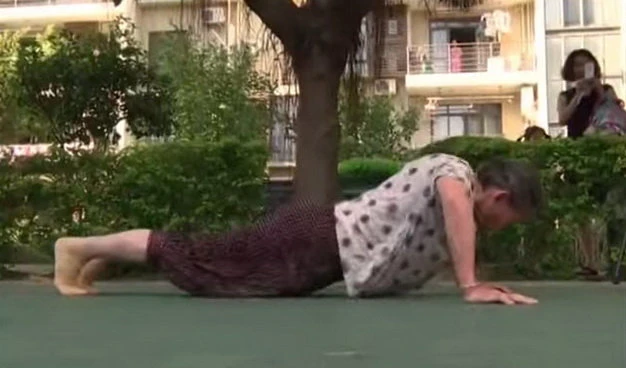 Cụ bà 81 tuổi hít đất 100 cái ​mỗi sáng ảnh 1