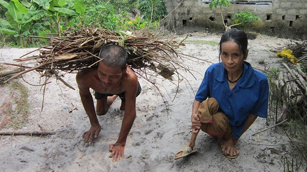 Chồng bò vợ lết mưu sinh ảnh 1