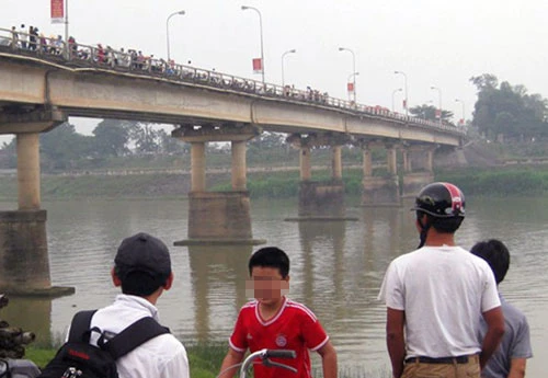 Mẹ ôm con nhảy cầu tự tử ảnh 1