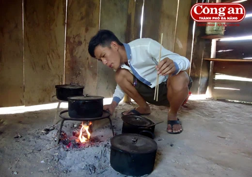 Do trọ xa nhà, chuyện ăn uống các em phải tự lo. Do trọ xa nhà, chuyện ăn uống các em phải tự lo.