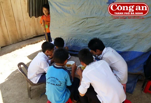 Trong lúc chờ đợi bố mẹ mang lương thực lên, nhóm học sinh Trường THCS Cư Đrăm trọ tại nhà bà Amí Tâm phải ăn mì tôm. Trong lúc chờ đợi bố mẹ mang lương thực lên, nhóm học sinh Trường THCS Cư Đrăm trọ tại nhà bà Amí Tâm phải ăn mì tôm.