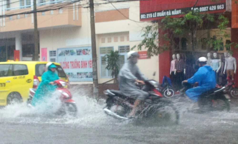 Sau một trận mưa, Đà Nẵng ngập chìm trong nước ảnh 2 Sau một trận mưa, Đà Nẵng ngập chìm trong nước ảnh 2