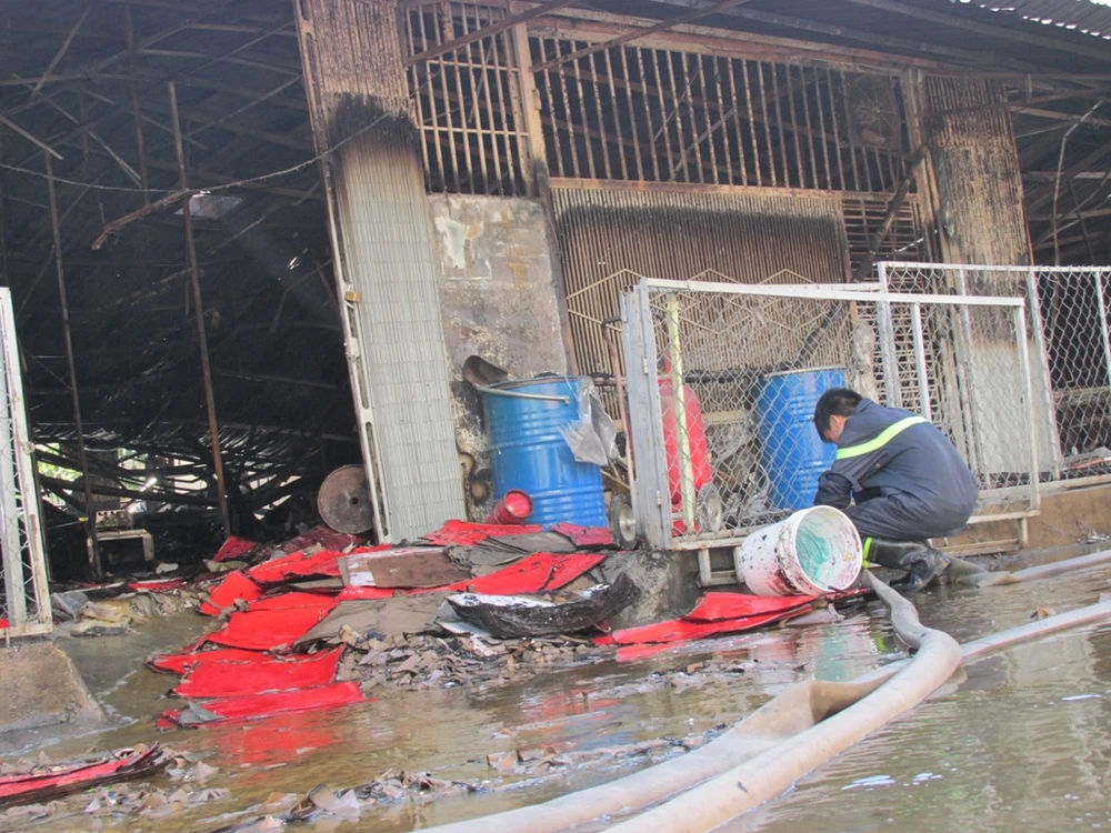 TP.HCM: Công ty giấy bùng cháy dữ dội ảnh 3