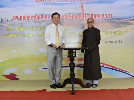 Chiếc bàn tự xoay vừa được hiến tặng đến Bảo tàng Đà Nẵng