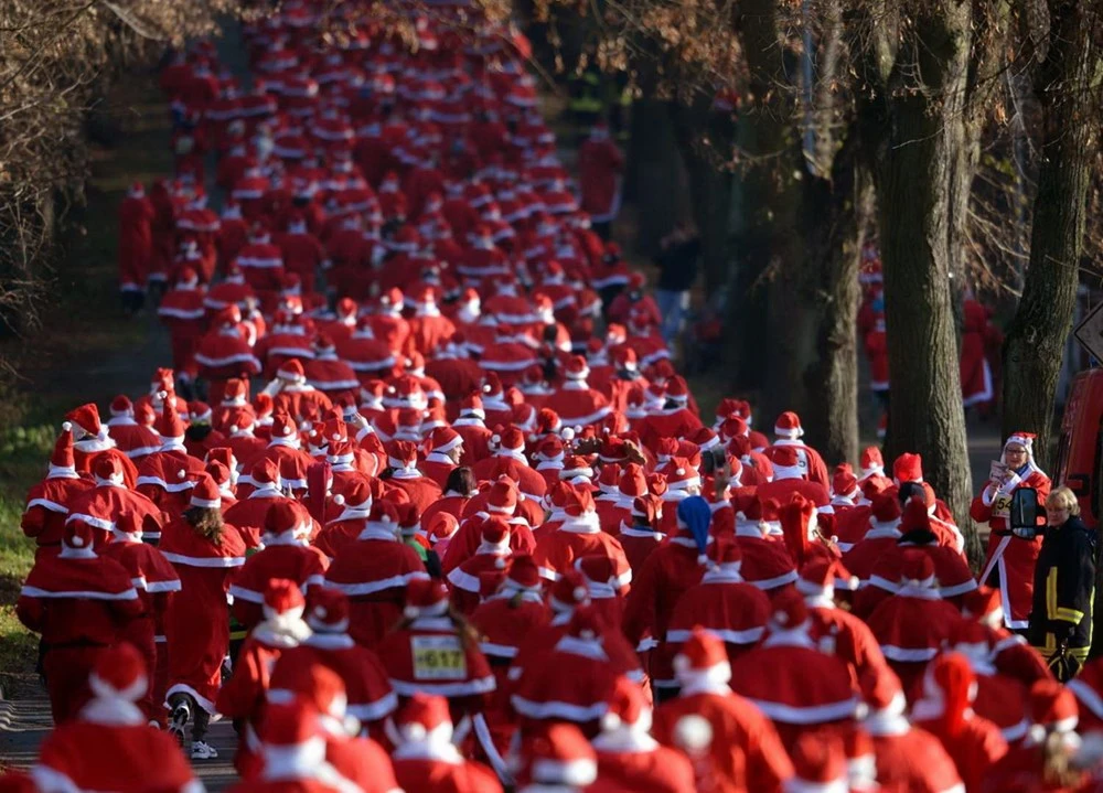 Độc đáo cuộc thi chạy của các ông già Noel khắp thế giới ảnh 7