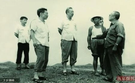 Ông Tập Cận Bình (trái) trong một lần cùng cha xuống cơ sở