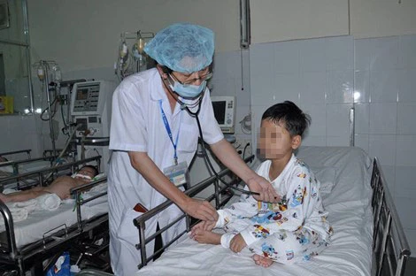 Bé nghi bị mẹ tiêm thuốc diệt cỏ đã xuất viện ảnh 1