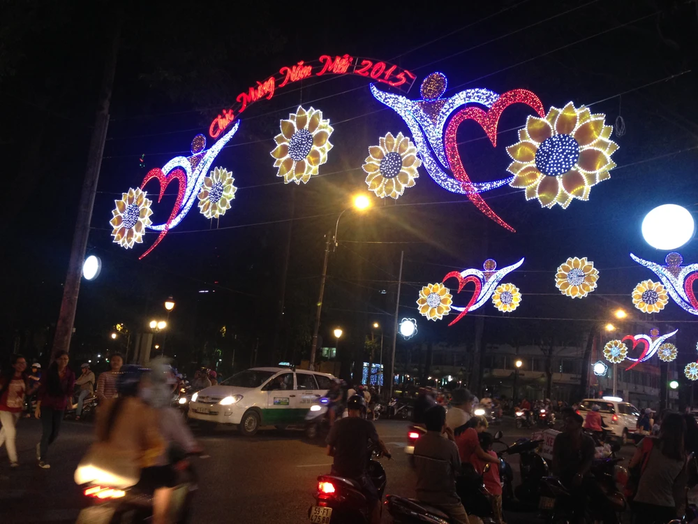 Dòng người đổ về trung tâm Sài Gòn xem pháo hoa ảnh 5