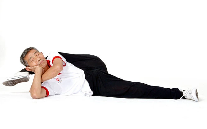 Duan Tzinfu, 73 tuổi, đã thể hiện sự dẻo dai đáng ngạc nhiên với những động tác uốn dẻo. Ông chỉ bắt đầu tập luyện khi bước sang tuổi 60. Trước đó, trong 40 năm làm việc chăm chỉ tạimột nhà máy sản xuất kính,ông chỉ có thể đi bộ và không đủ dẻo daiđể với tới ngón chân mỗi khi gập người.