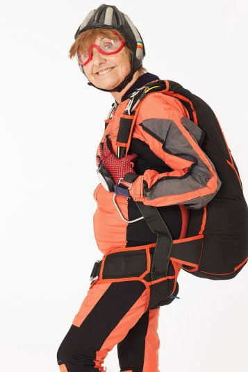 Montserrat Mecho, 78 tuổi,hạnh phúc nhất khibung dù nhảy ra khỏi chiếc trực thăng. Trong vài năm trở lại đây, bà đã nhảy hàng ngàn lần. Bà còn tìm kiếm niềm vui trong trượttuyết. Bên cạnh nhảy dù, bà còn phá một vàikỷlục trong bơi lội. Bà còn là một tay trượt ván, lướt ván và một thợ lặn cừ khôi.