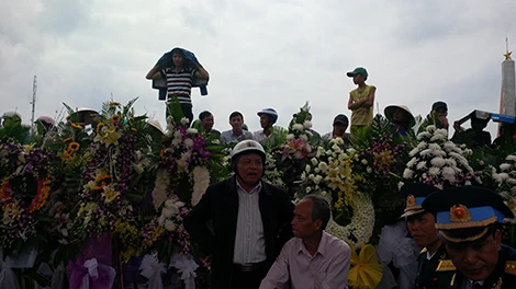 Hàng ngàn người dân Đà Nẵng tiễn đưa ông Nguyễn Bá Thanh trong nước mắt ảnh 22